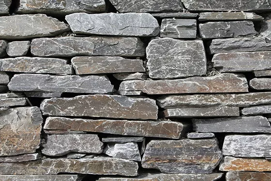 Abbildung einer Natursteinmauer aus Gneis