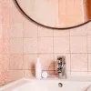 Ambientebild Fliesen am Waschbecken- verarbeitet mit Abdichtung hochflexibel von SAKRET