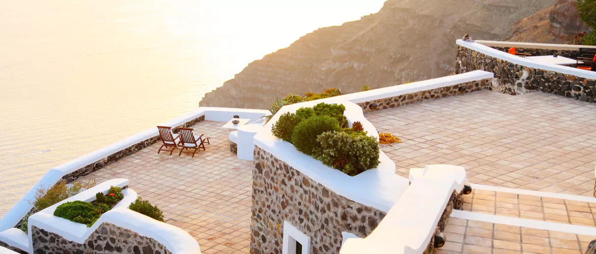 Mehrstöckige Terrasse mit Ausblick auf Meer und Berge