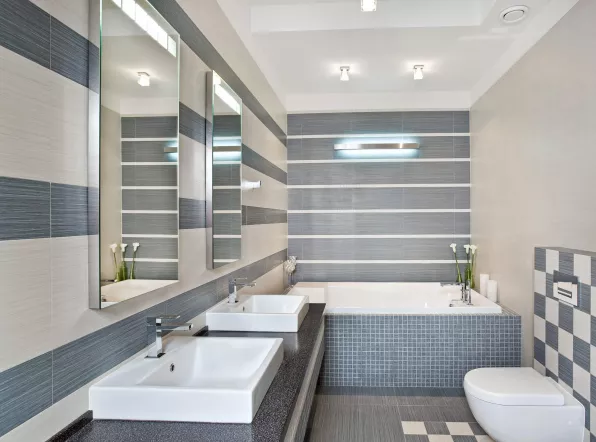 Badezimmer mit weiß-grauen Wand- und Bodenfliesen