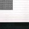 Ambientebild schwarz-weiße Fassade aus Porenbetonsteinen - verarbeitet mit Porenbetonkleber von SAKRET