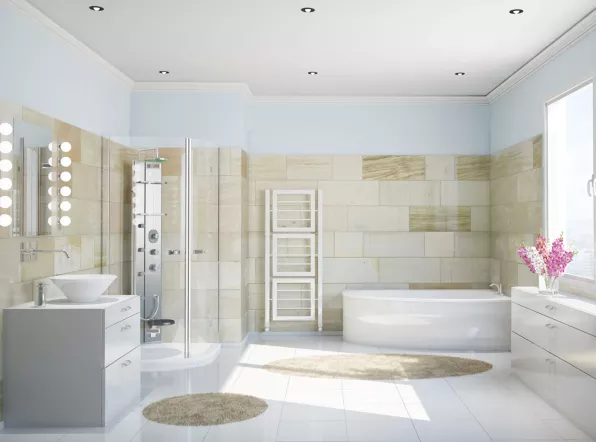 Voll ausgestattetes Badezimmer mit Boden- und Wandfliesen