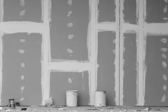 Abbildung einer Wand aus Gipskartonplatten im Innenbereich als Hintergrund für Wandfliesen