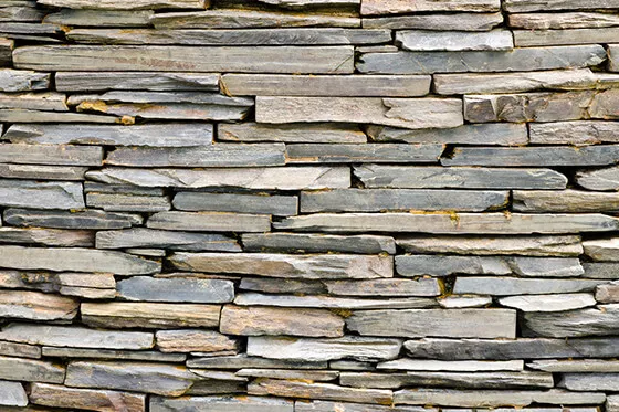 Abbildung einer Natursteinmauer aus Schiefer