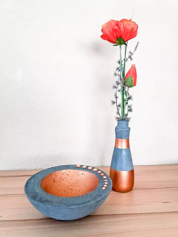 Zwei Vasen auf Beton auf einem Tisch