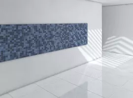 Weiße Wand mit kleinen blauen Fliesen und weiß gekachelter Boden