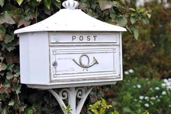 Weißer Briefkasten für Garten