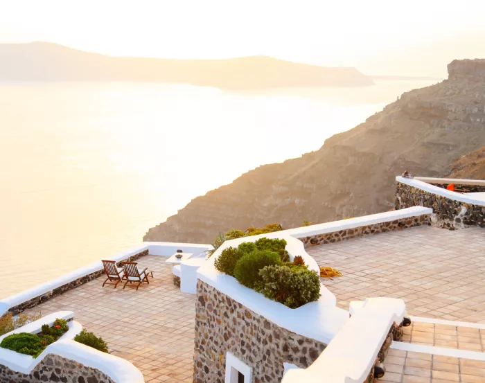 Mehrstöckige Terrasse mit Ausblick auf Meer und Berge