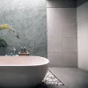 Ambientebild gefliestes Bad und Badewanne - verarbeitet mit Dichtmanschette Wand von SAKRET