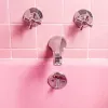 Ambientebild Wasserhähne an Badewanne und Fliesen - verarbeitet mit Silikon-Dicht E von SAKRET